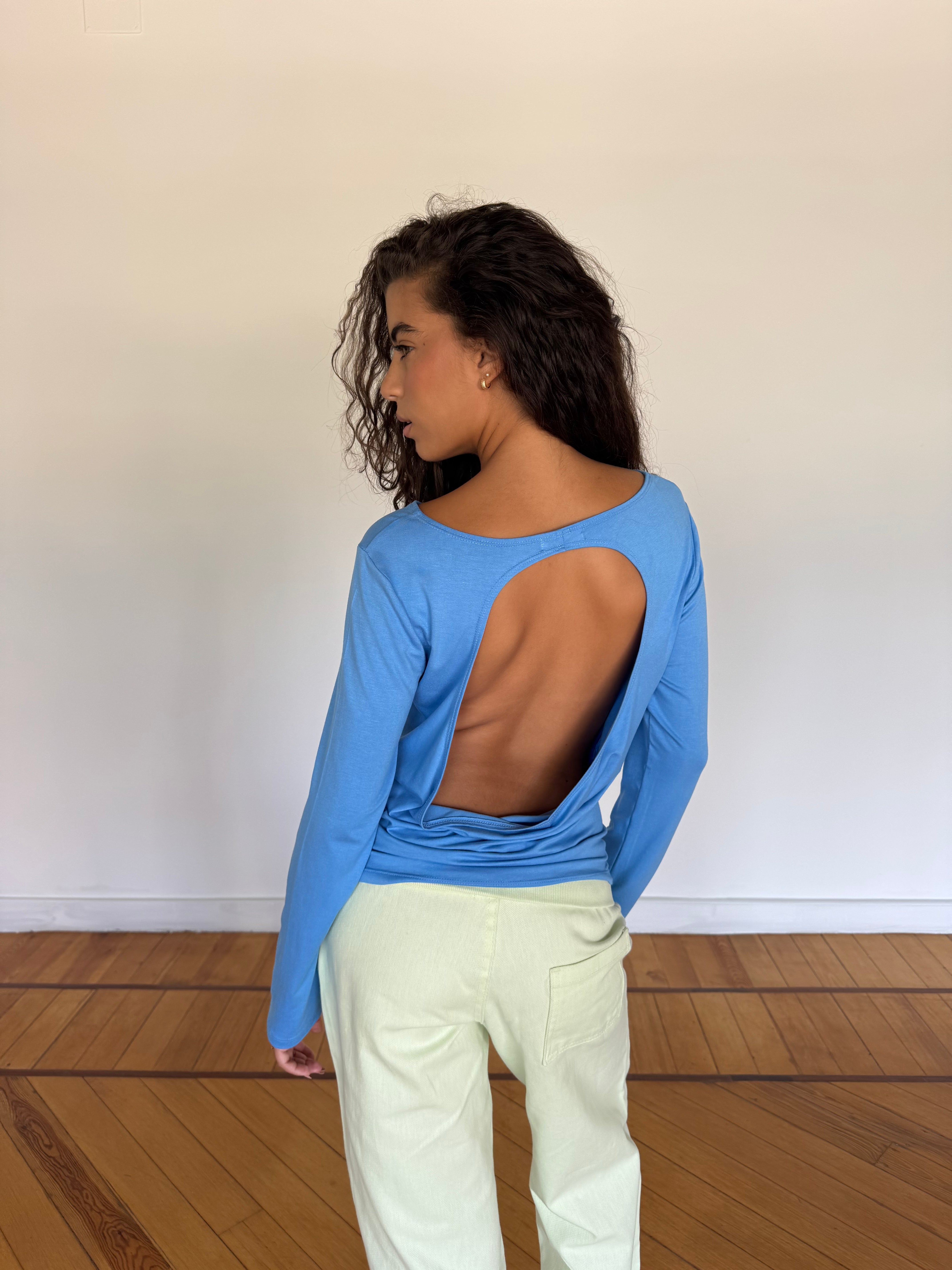 model is 1.73m (5'57'') & wears S-M